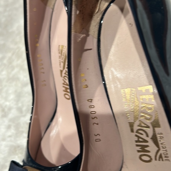 Ferragamo navy heels - Picture 2 of 6